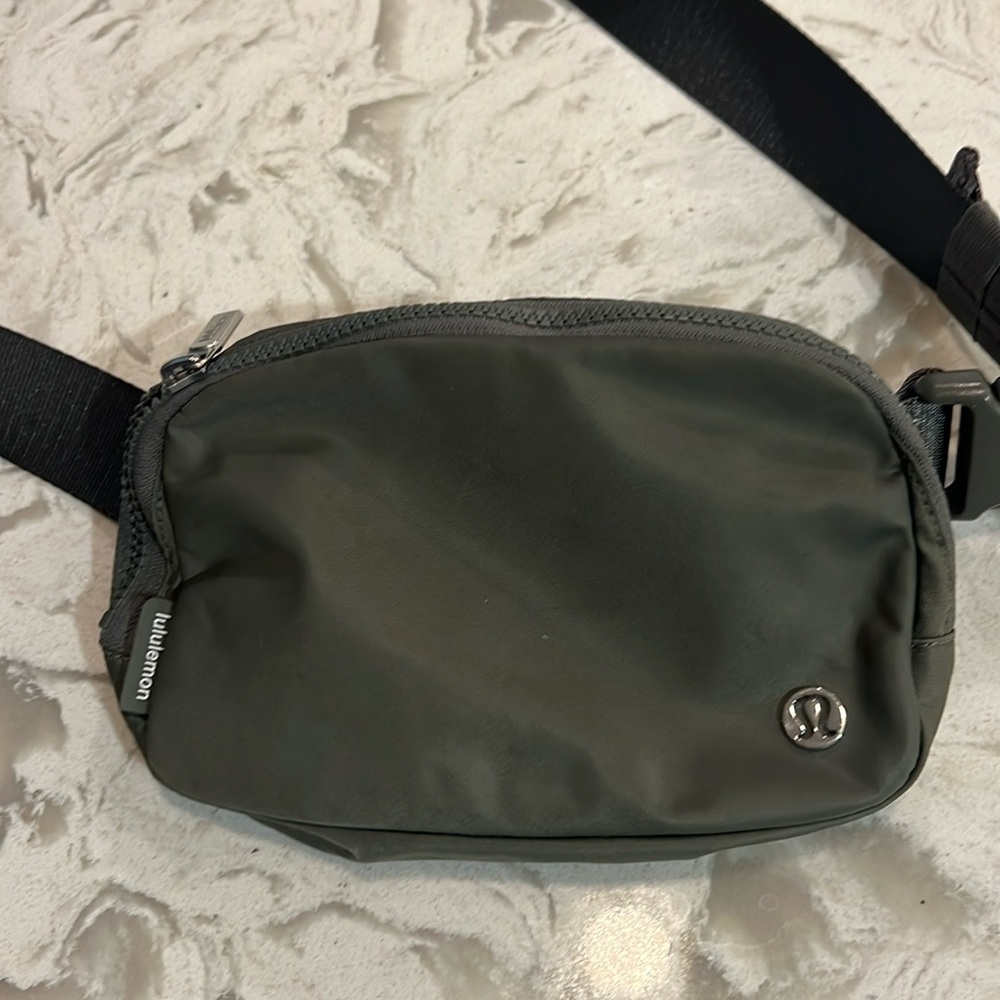 Lululemon everywhere belt bag